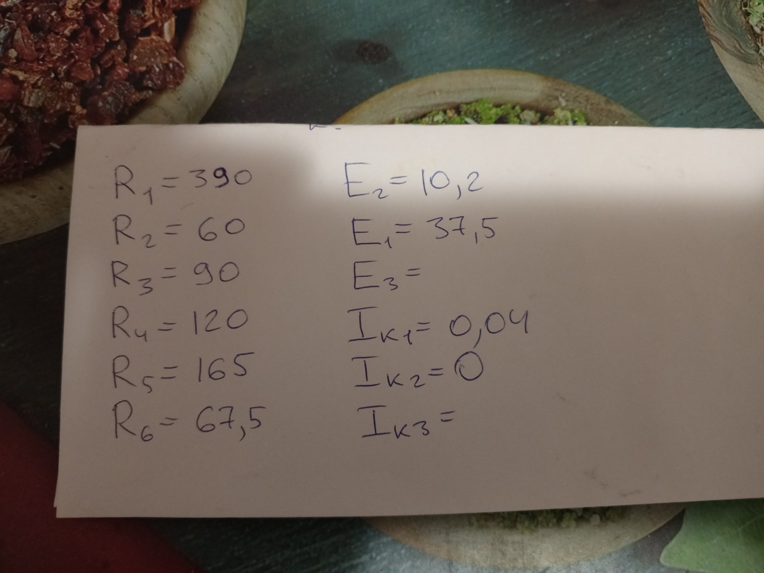 Изображение задачи: Определить и рассчитать токи пункты 2 и 3 по этим 