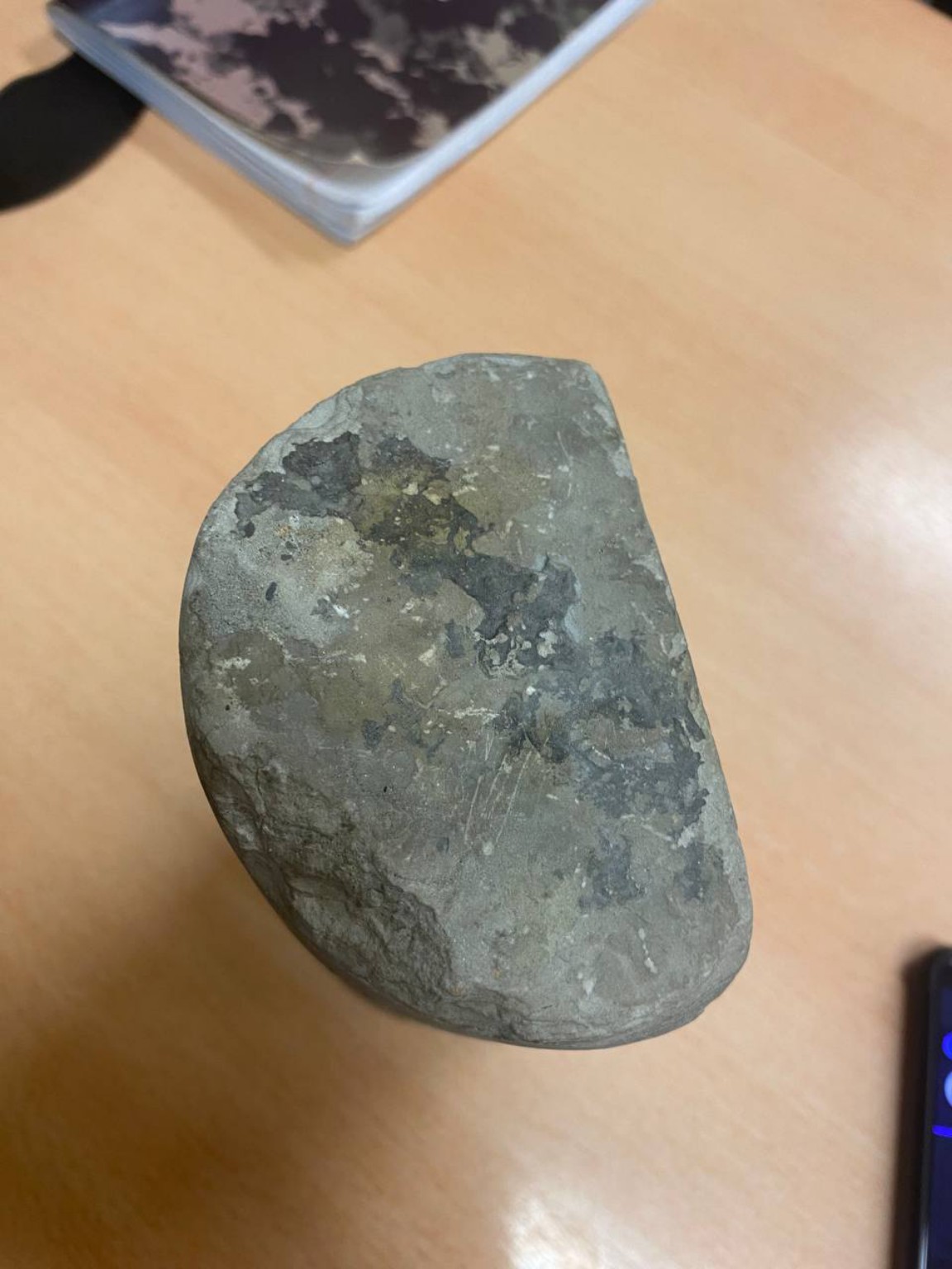 Изображение задачи: Описать осадочную породу, которая реагирует с кисл