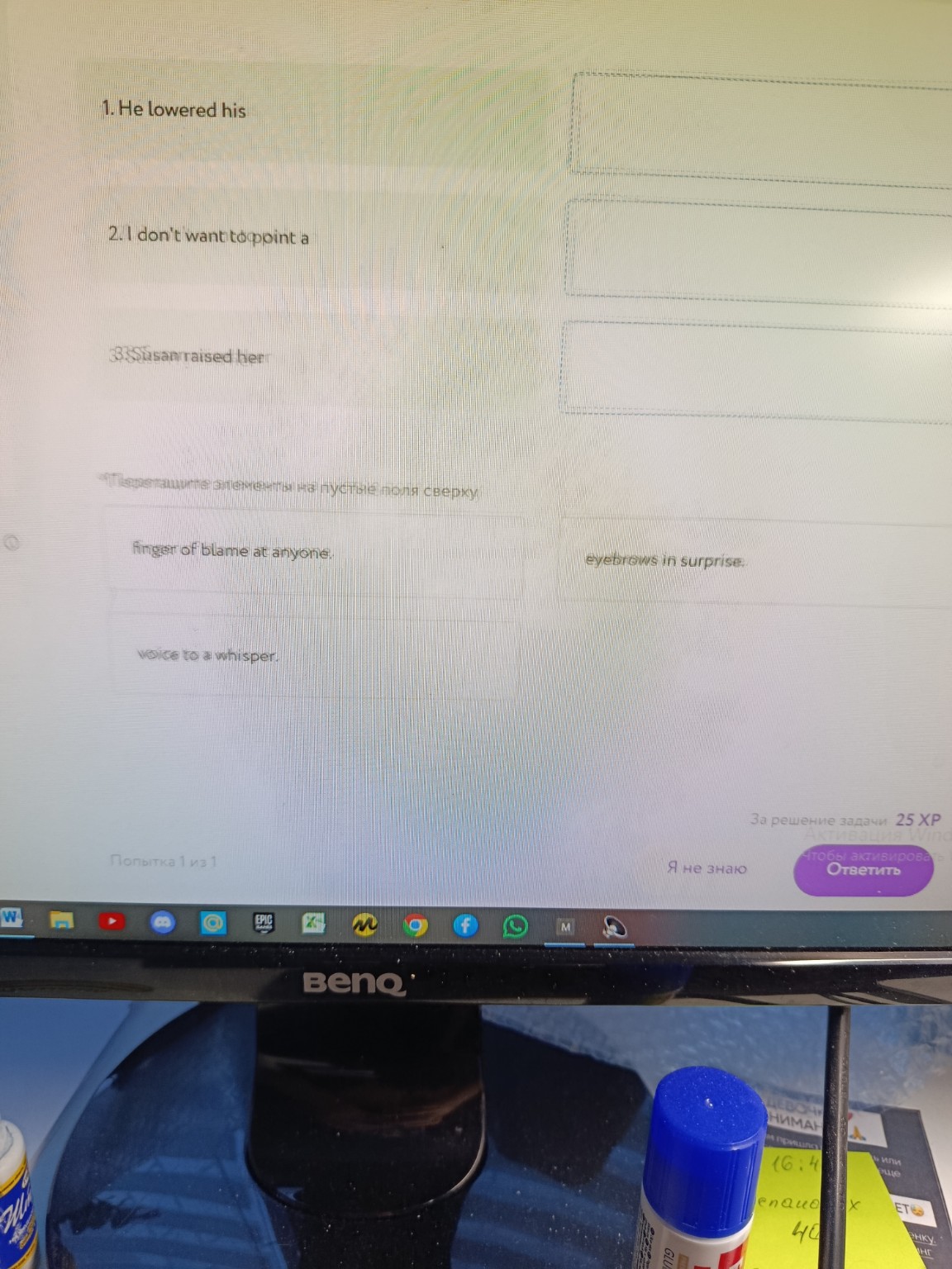 Изображение задачи: Она работает в магазине. Она spends most of her da