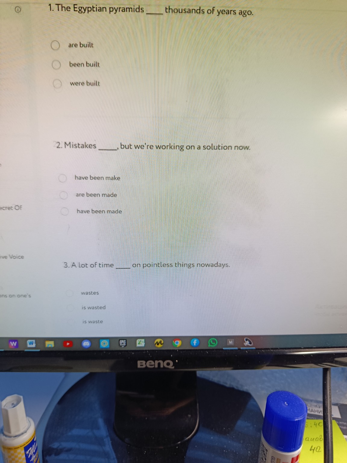 Изображение задачи: Она работает в магазине. Она spends most of her da