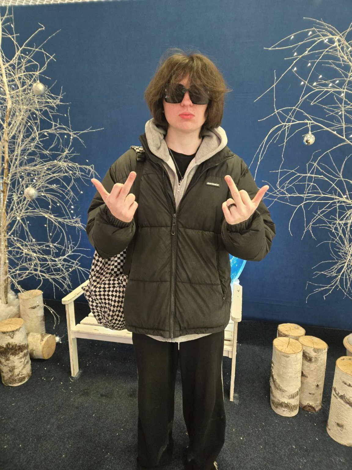 Изображение задачи: Реши задачу: поменяй мою одежду из фото на микками