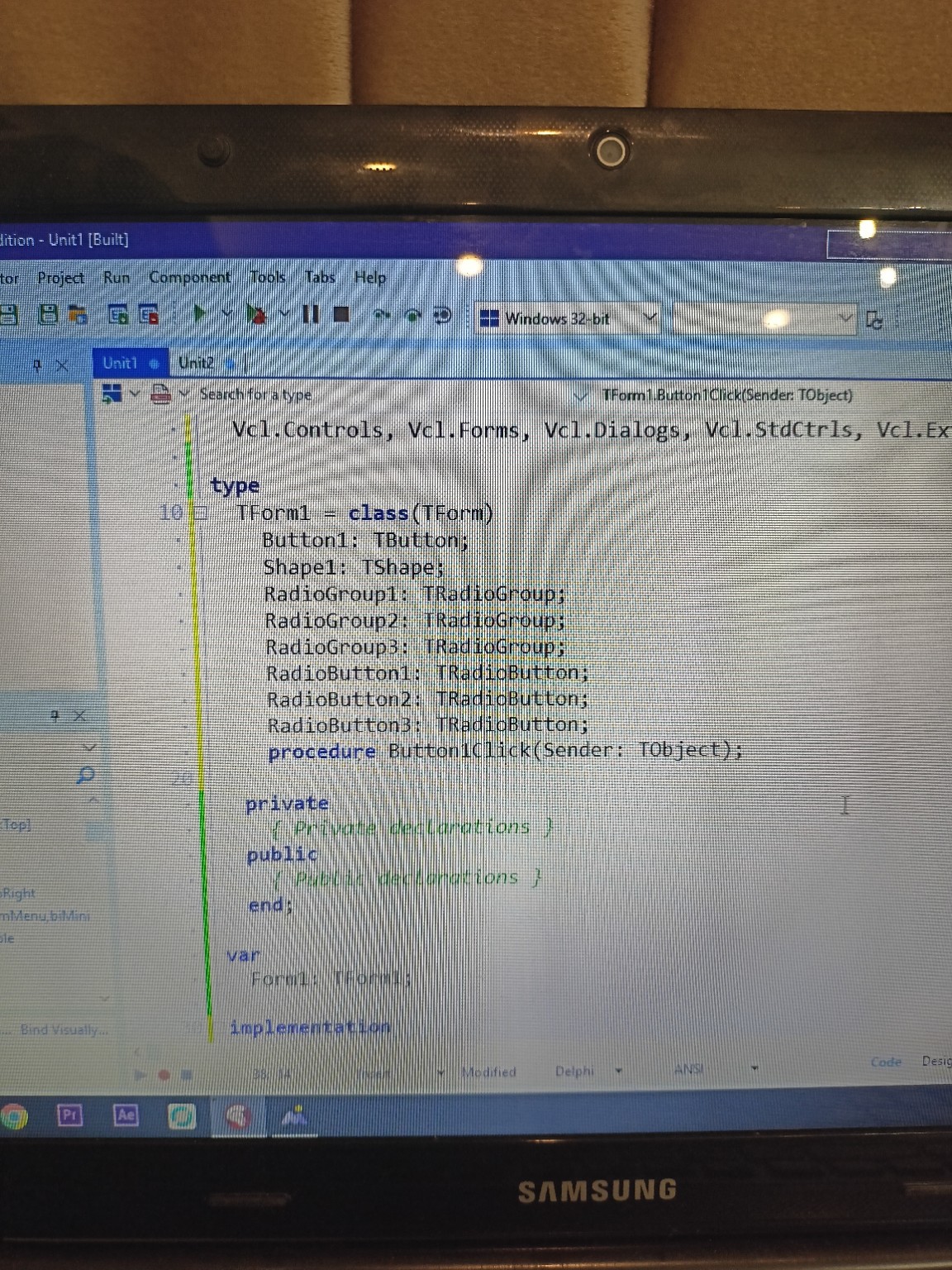 Изображение задачи: Напиши код так чтоб при нажатии на кнопку открывал
