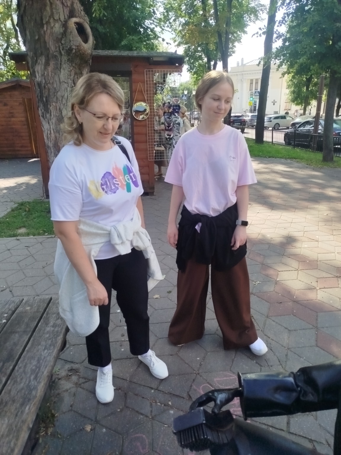 Изображение задачи: Реши задачу: Какой национальности данные люди Реши