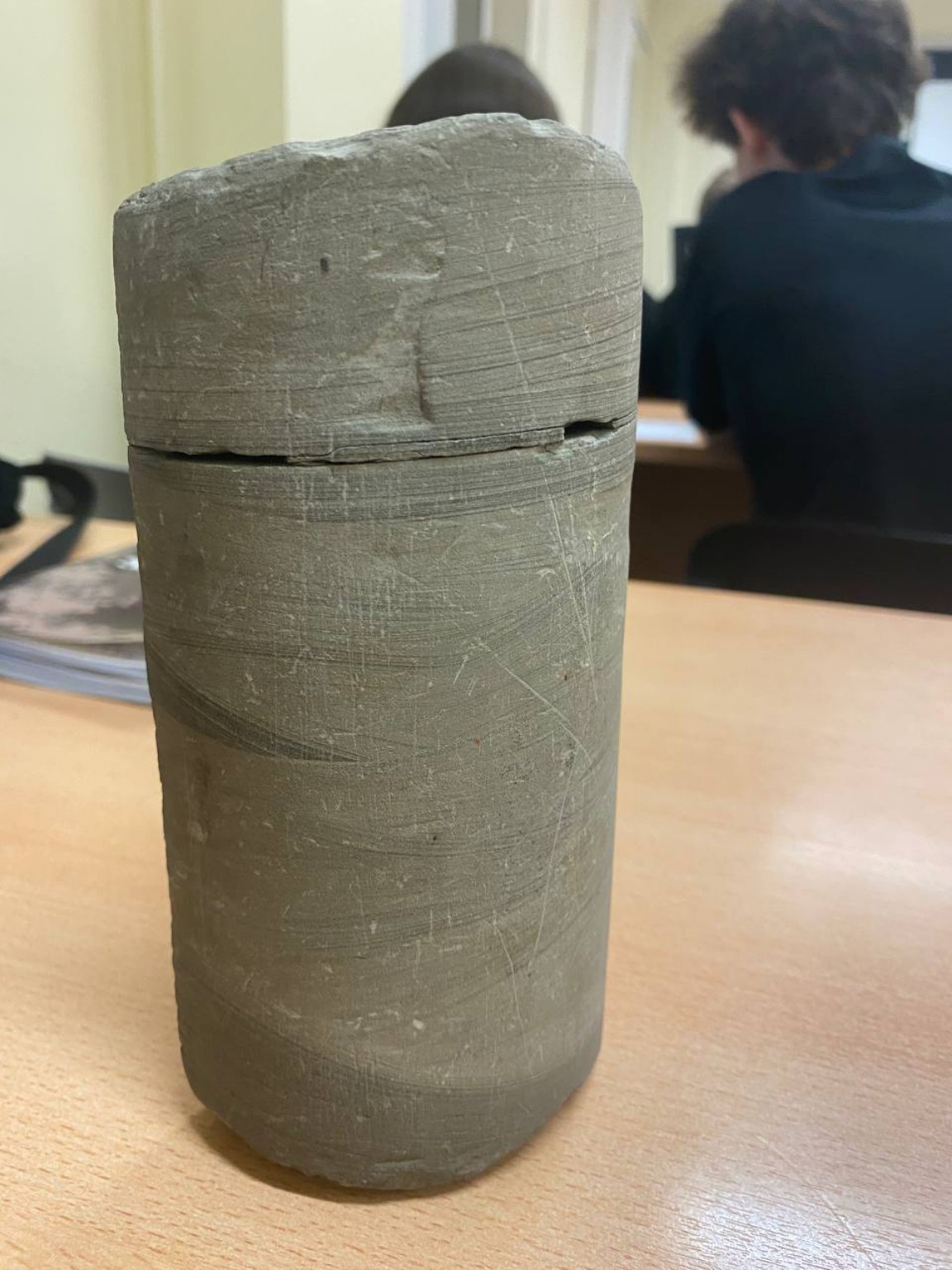 Изображение задачи: Описать осадочную породу, которая реагирует с кисл