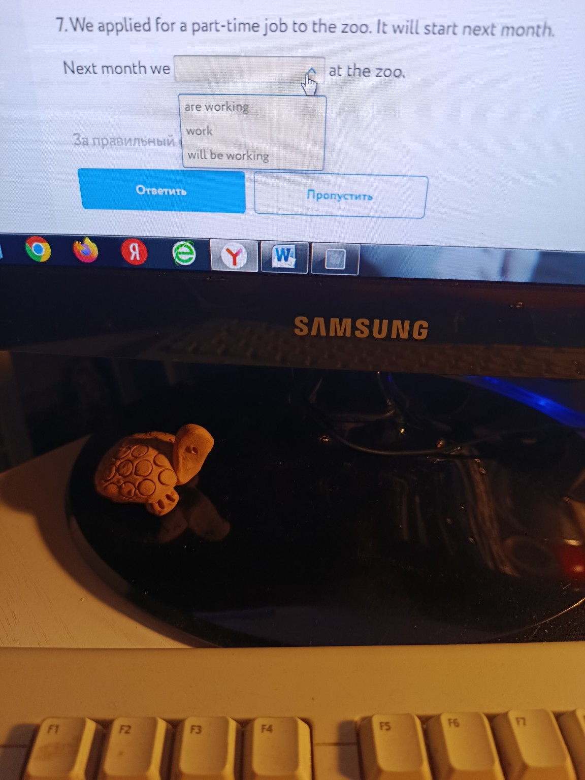 Изображение задачи: 1. Я только купила эти. Ты их любишь? Они итальянс