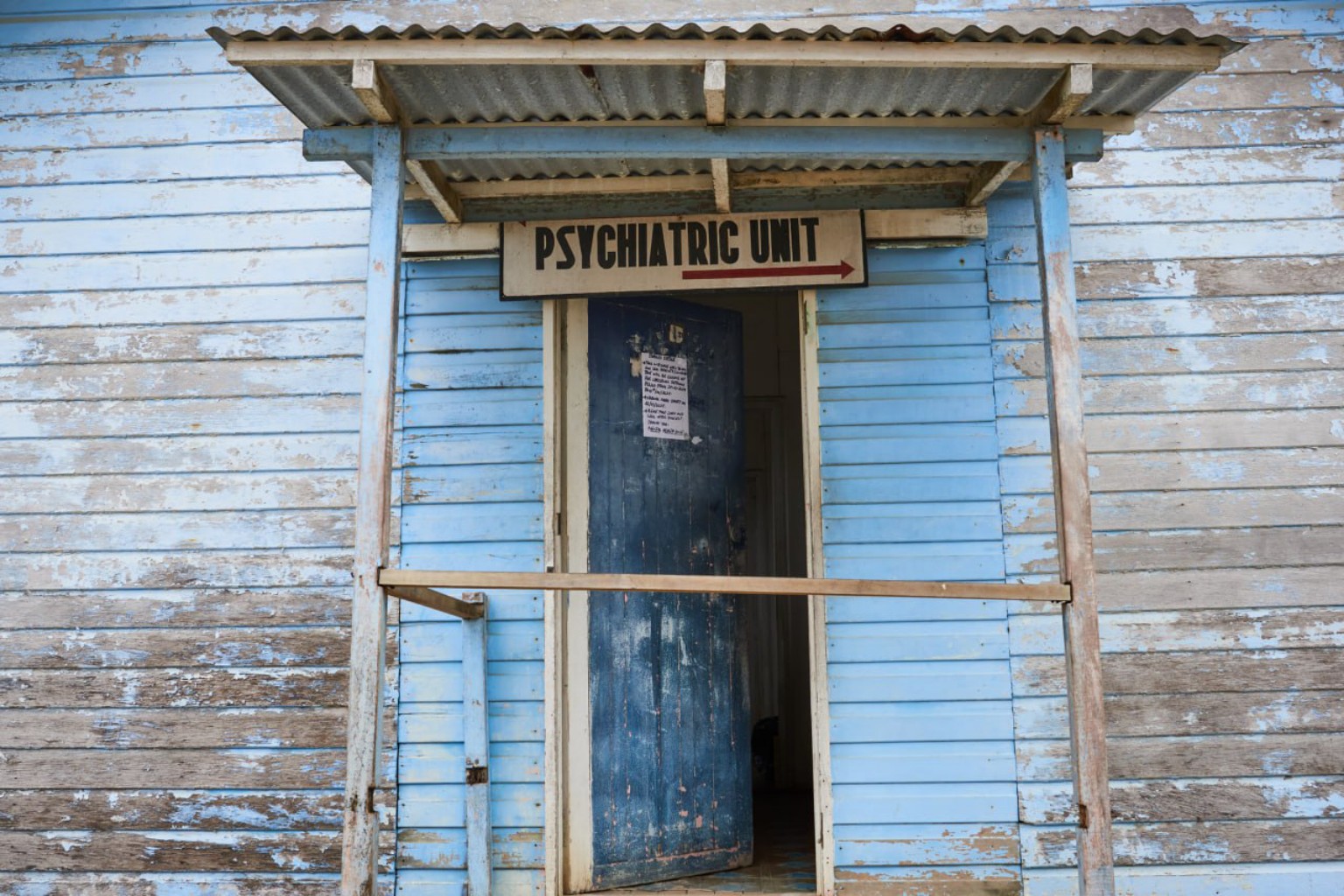 Изображение задачи: Примерно определи что написанно на белом листочке 