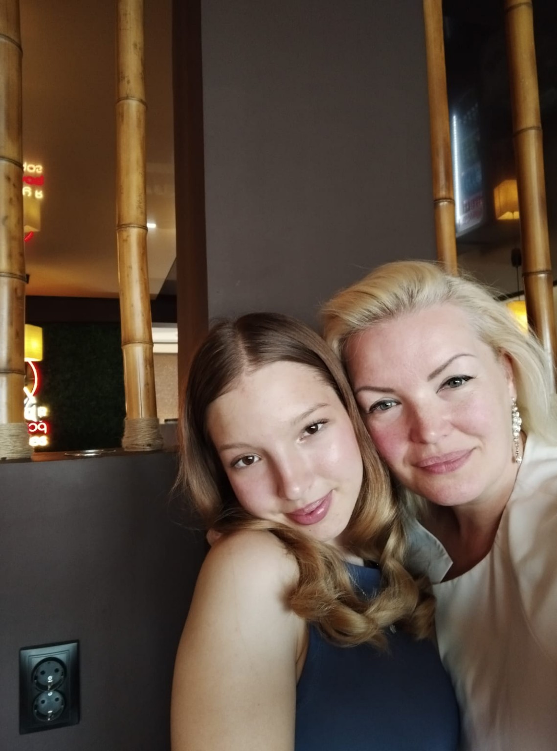 Изображение задачи: Реши задачу: На этих фотографиях моя мама, на неко