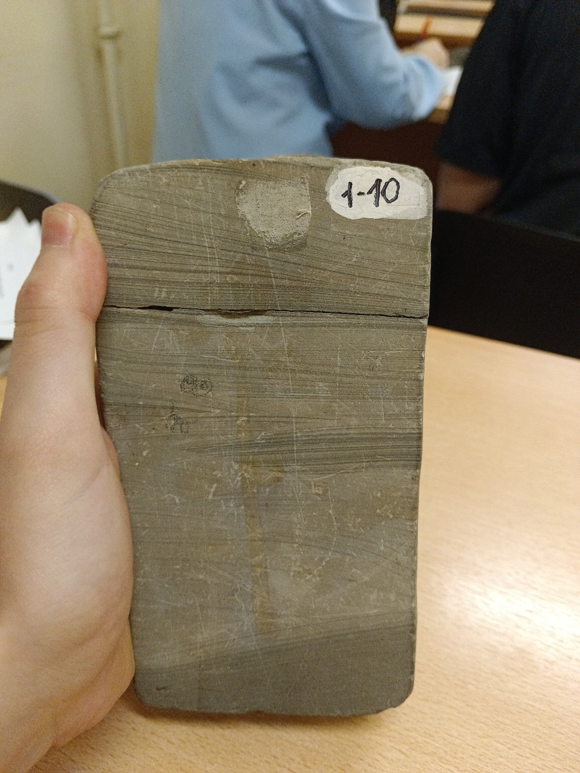 Изображение задачи: Описать осадочную породу, которая реагирует с кисл