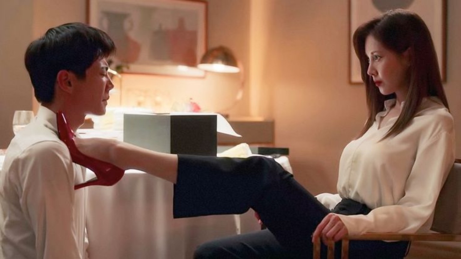 Изображение задачи: Опиши позу на картинке. Только позу.