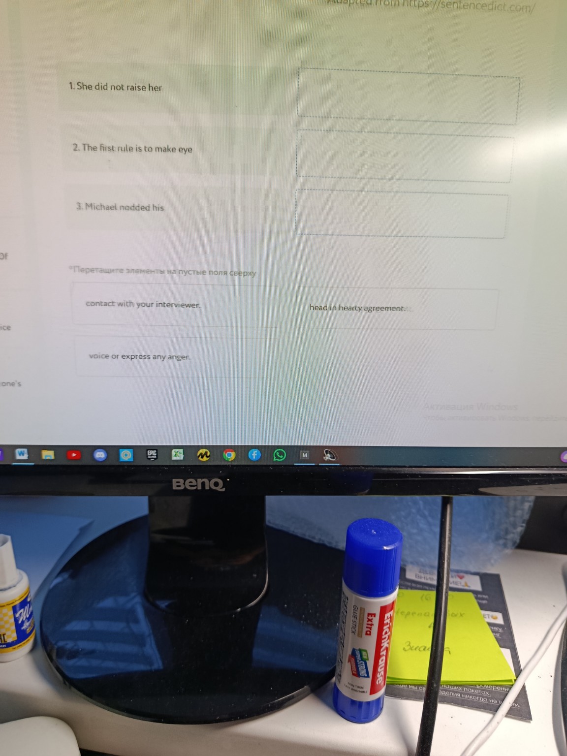 Изображение задачи: Она работает в магазине. Она spends most of her da