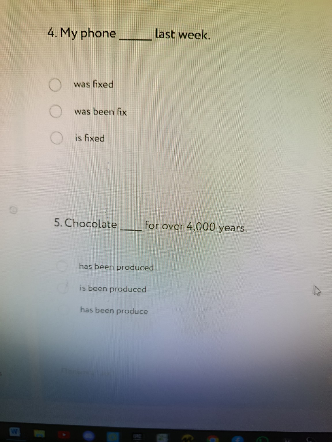 Изображение задачи: Она работает в магазине. Она spends most of her da