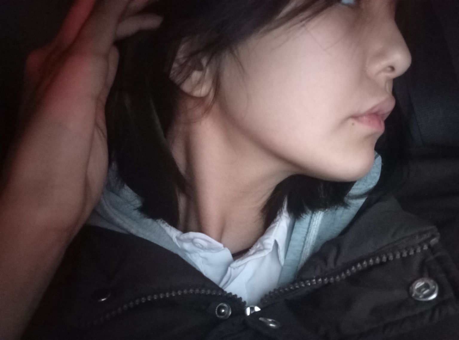 Изображение задачи: сделай ии фото убери руку и сделай нос курносым ма